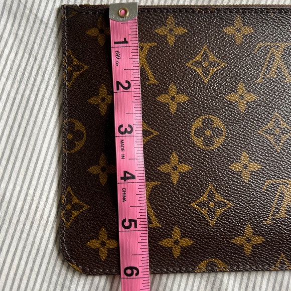 Louis Vuitton Monogram Neverfull
Pouch, NEW, 100% authentic, beige Interior - Picture 12 of 14